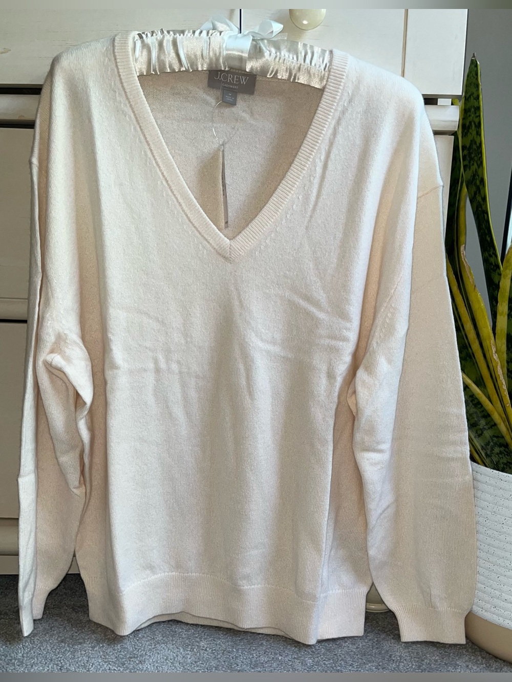 NWT J Crew Cashmere Relaxed V-Neck Sweater M - Picture 3 of 7